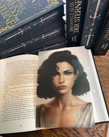 Das Page Overlay zeigt das Porträt der weiblichen Hauptfigur des Buches "Der dunkle Kuss der Sterne". Canda hat kinnlanges, lockiges, dunkles Haar. Sie trägt ein helles Oberteil. In ihrem Dekolleté sieht man grünblaue Symbole auf die Haut gezeichnet.